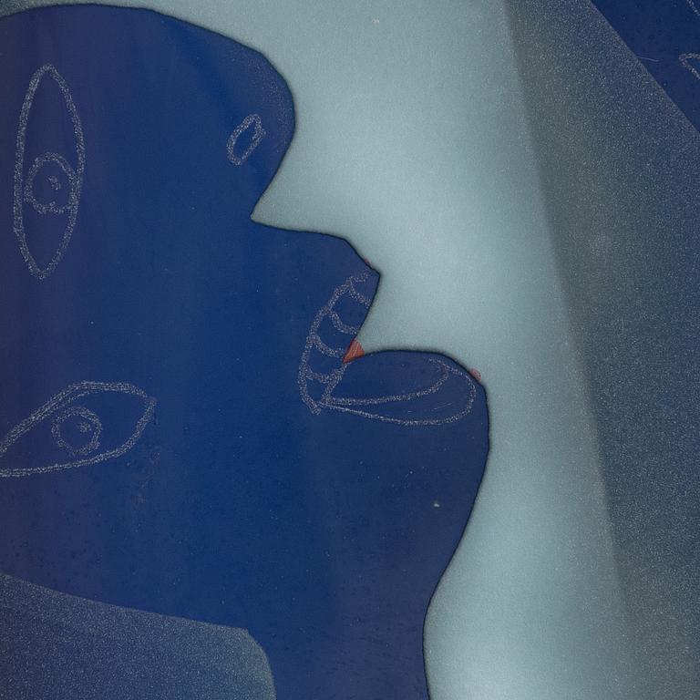 Kerttu Nurminen, taidelasi, signeerattu "En la sofa Guernica Kerttu Nurminen Nuutajärvi 1989".