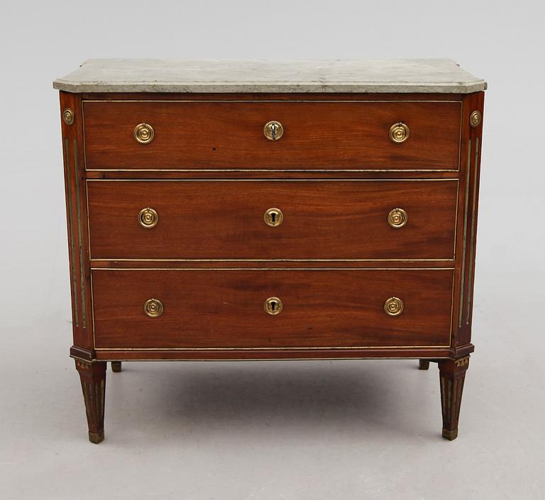 BYRÅ, sengustaviansk, omkring år 1800.