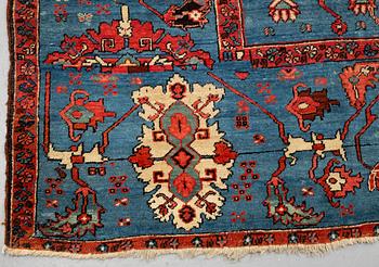 A carpet, antique Heriz/Bakshaish, ca 633-645 x 321-328,5 cm.