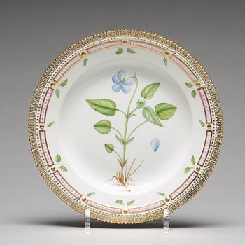 A set of 12 large Royal Copenhagen 'Flora Dancia' dinner plates, Denmark, 20th Century.