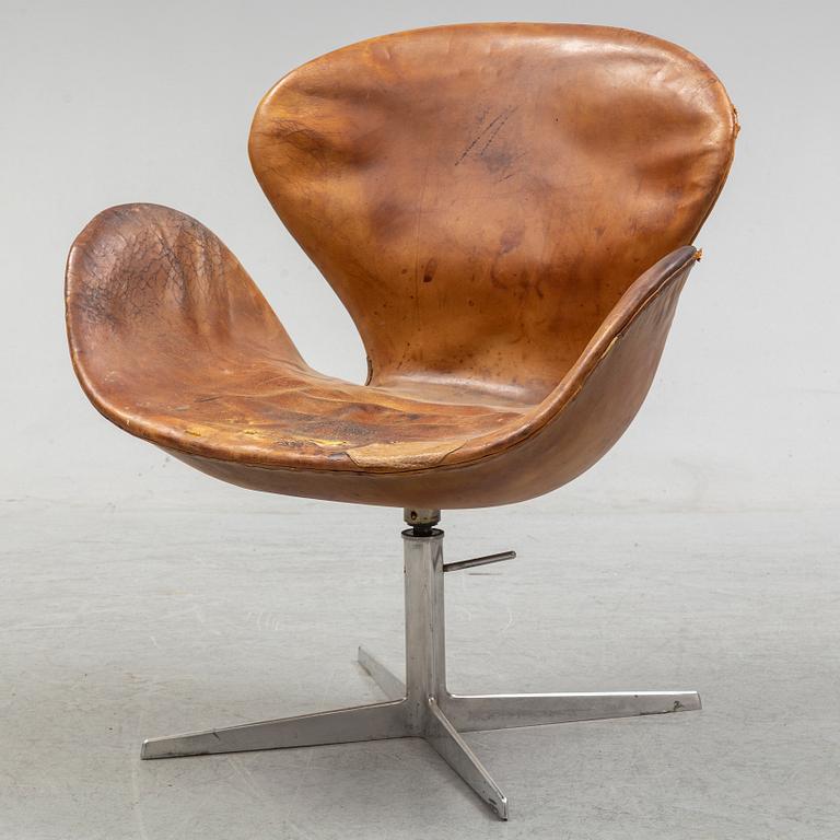 ARNE JACOBSEN, a "Svanen" easy chair, Fritz Hansen, Denmark.