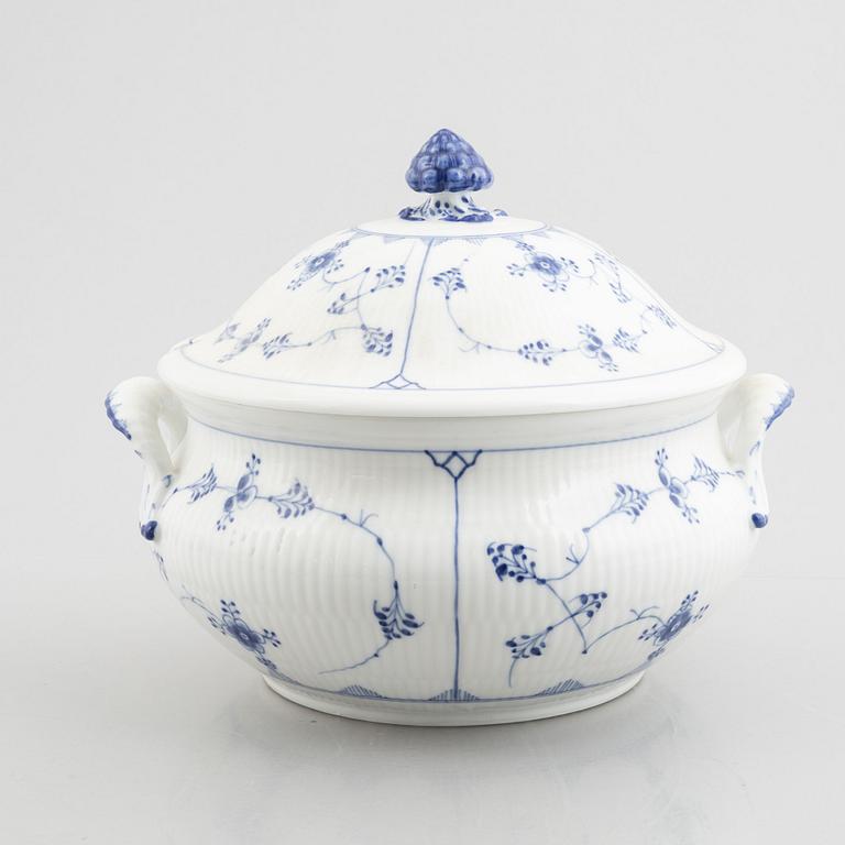 Terrin med lock, porslin. Royal Copenhagen, musselmalet, rilfflad, (1894-1900). Model no 224.