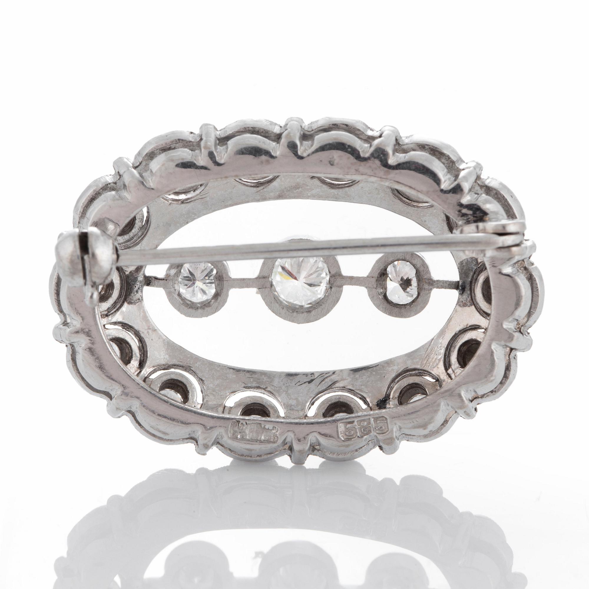 Brosch med runda briljantslipade diamanter total vikt ca 1.35 ct.