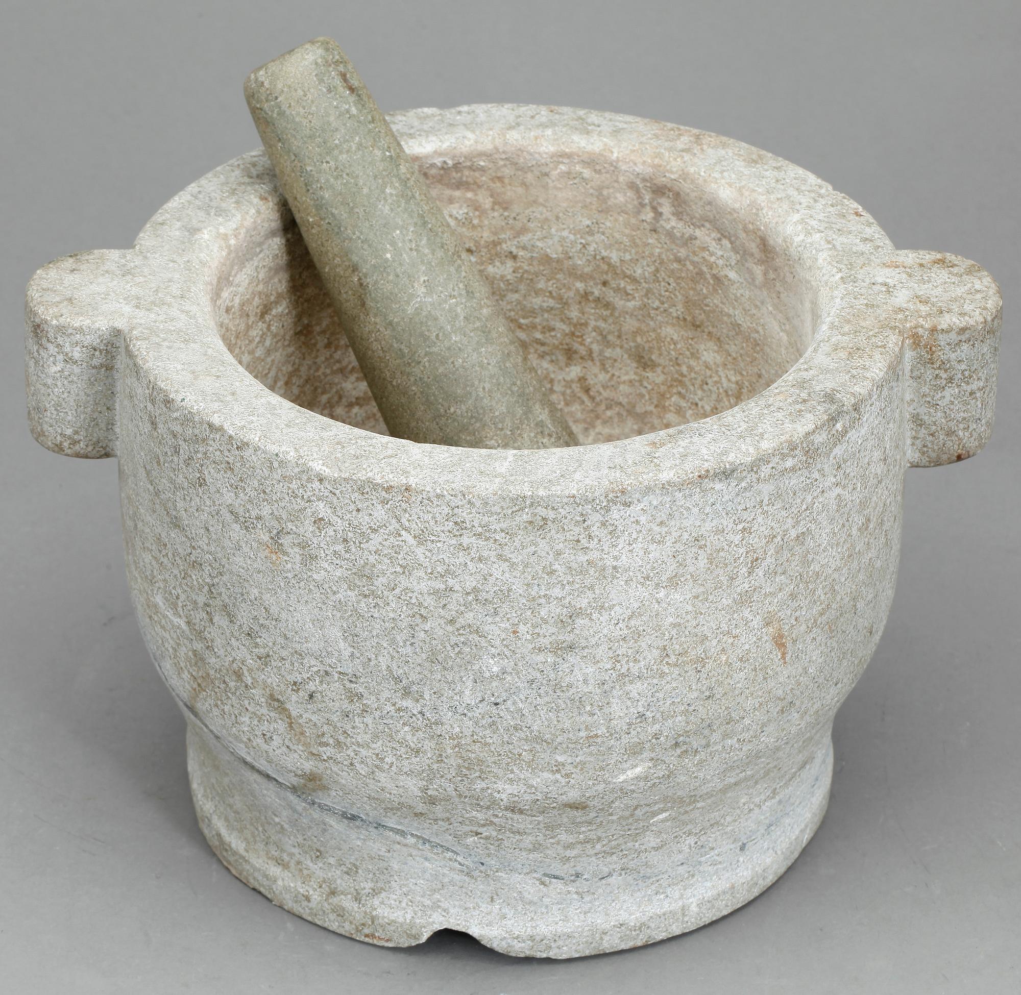 MORTEL, sten, 1900-talets första hälft.