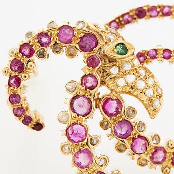 Ilias Lalaounis brosch 18K guld med fasettslipade rubiner, en smaragd och rosenslipade diamanter.