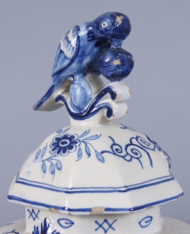 VASER, ett par samt LOCKURNOR, 3 st, fajans, Holland, 1800/1900-tal.