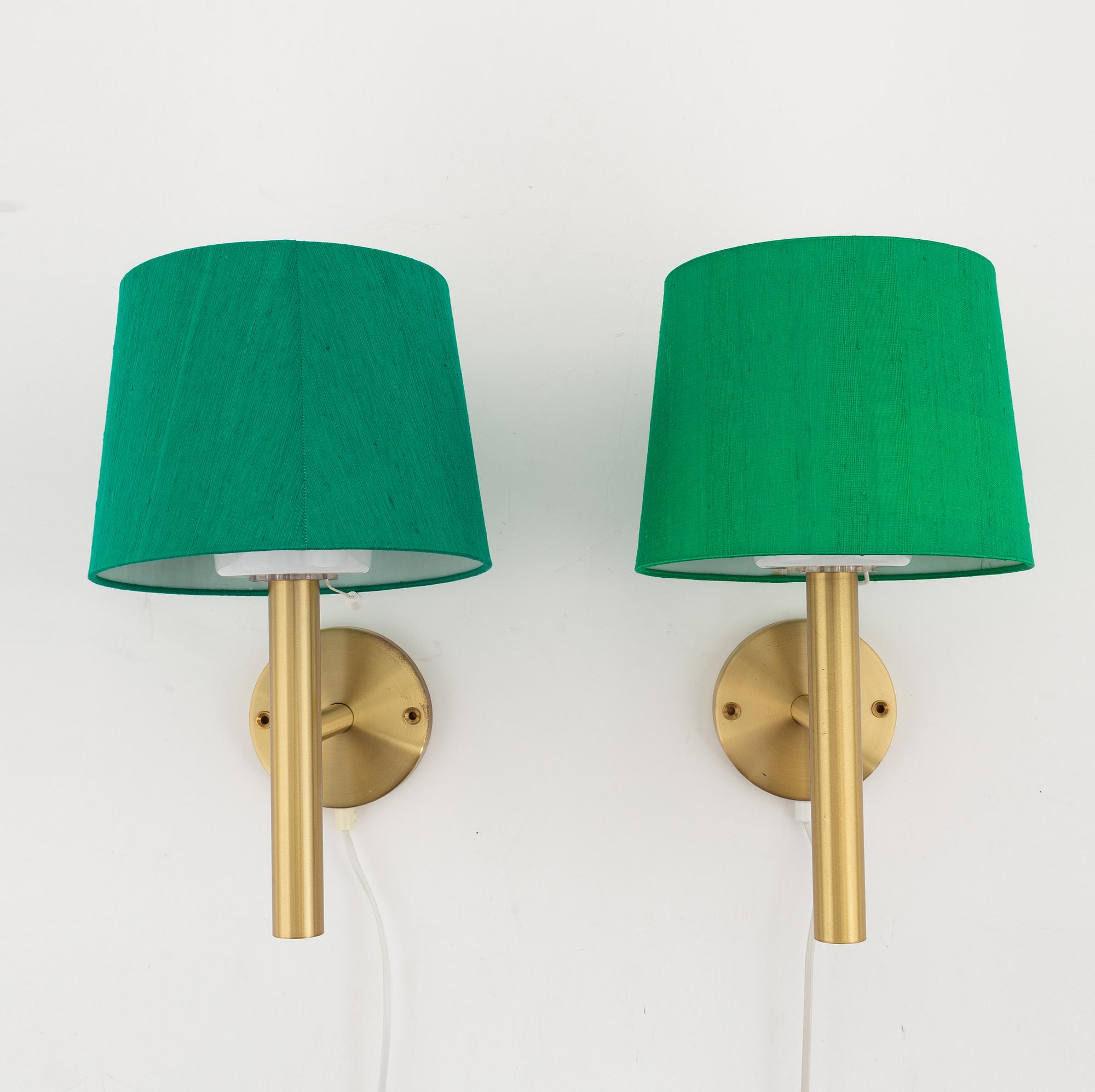 A pair of brass wall lights, Luxus.