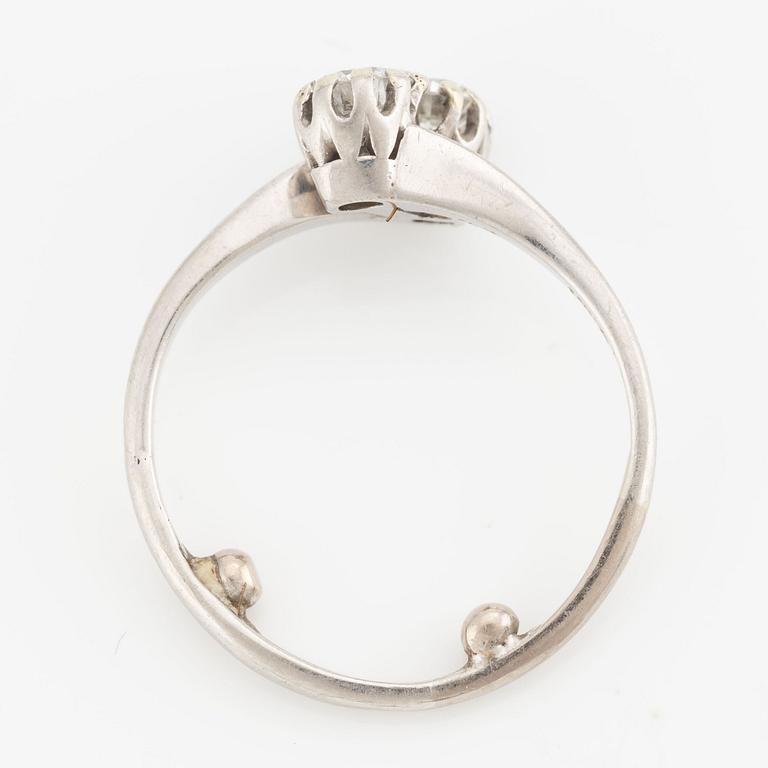 Ring in 18K white gold with round brilliant-cut diamonds.