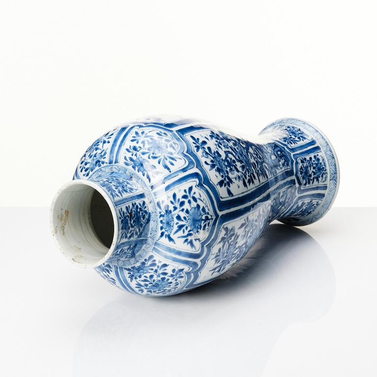 A pair of blue and white vases, Qing dynasty, Kangxi (1662-1722).