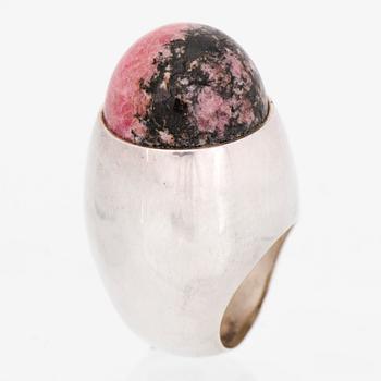 PEKKA PIEKÄINEN RING, rhodonite, silver. Auran Kultaseppä, Turku Finland 1972.