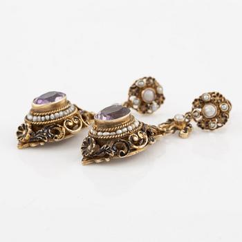 Örhängen, ett par, silver med ametister och pärlor.