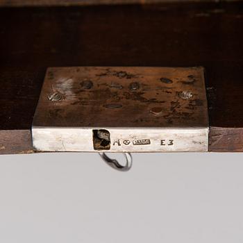 A MAHOGANY TEA BOX WITH SILVER FITTINGS. Silverfittings by Petter Wikström, Härnösand 1811.