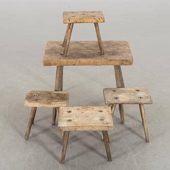 BORD MED PALLAR, 1+4 delar,  1900-talets fösta del.