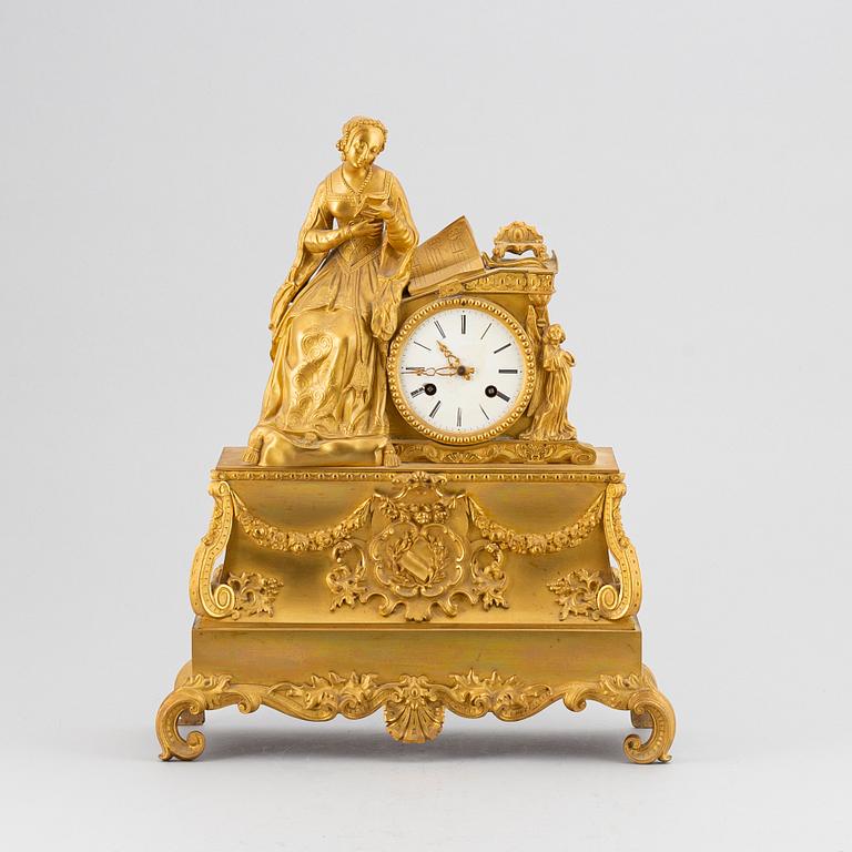 A empire-style mantelclock from the second half of the 19th century.