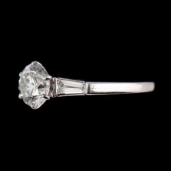 RING, 18 k vitguld, med briljantslipad diamant 1.31 ct och 2 baguetteslipade diamanter.