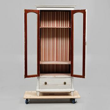 VITRINSKÅP, delvis 1900-talets första hälft.