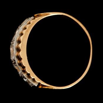 RING, 18 k rödguld, med 5 fasetterade vita stenar, 1954. Total vikt ca 3 g.