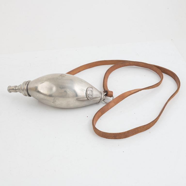 Flintlock pistol, 19th Century, and powder horn.
