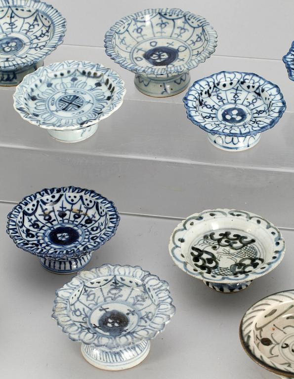 SKÅLAR PÅ FOT, 18 st, porslin, Kina, 1800/1900-tal.