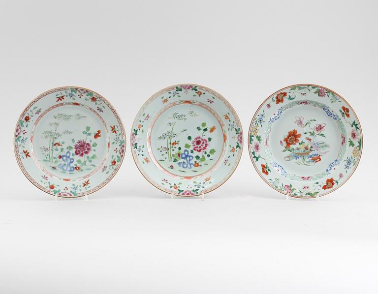 TALLRIKAR, 3 st (2+1), porslin, Kina, Qianlong 1736-1795.