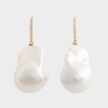 Earrings with cultured baroque freshwater pearls and brilliant-cut diamonds.