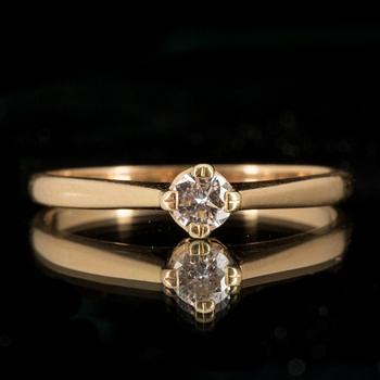 RING, 18K guld med diamant totalt ca 0,15 ct enligt gravyr. Carl Hoff, Helsingborg, 1949. Vikt ca 1 gram.