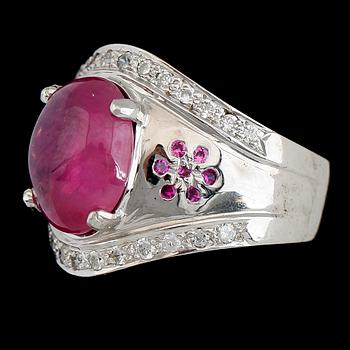 RING, silver, vita safirer, röd rubin.