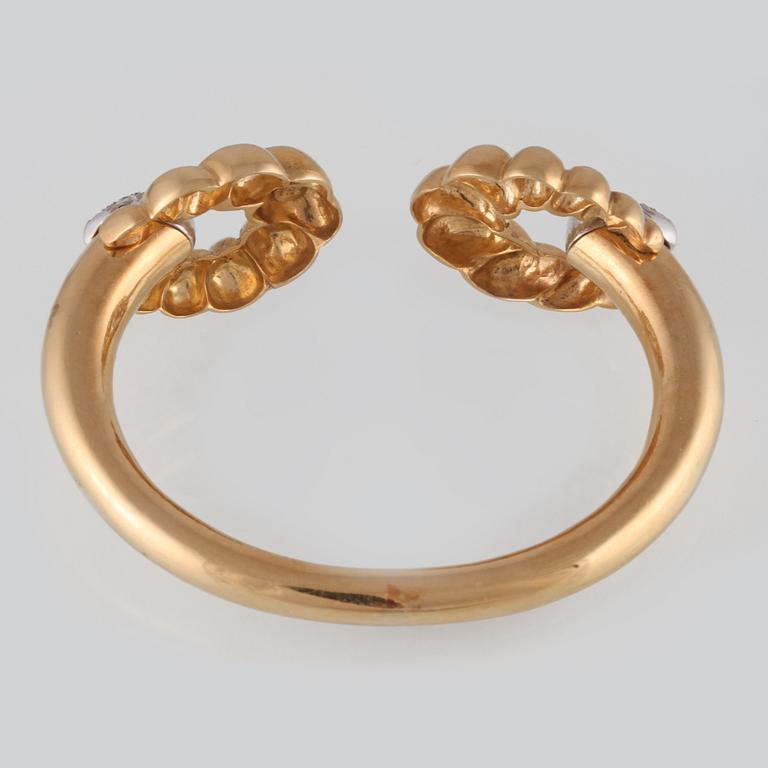 ARMRING, 18K guld samt åttkantslipade diamanter. Vikt 40,5 gram.