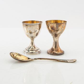 Äggkopp med sked samt udda äggkopp silver svenska importstämplar.