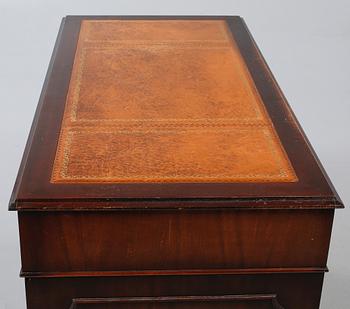 SKRIVBORD, engelsk stil, 1900-talets andra hälft.