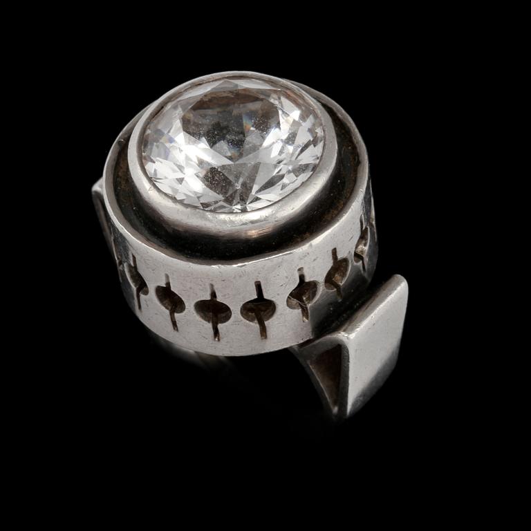 RING, sterlingsilver och fasettslipad bergkristall, Thore Eldh, Göteborg, 1976. Vikt 17 g.