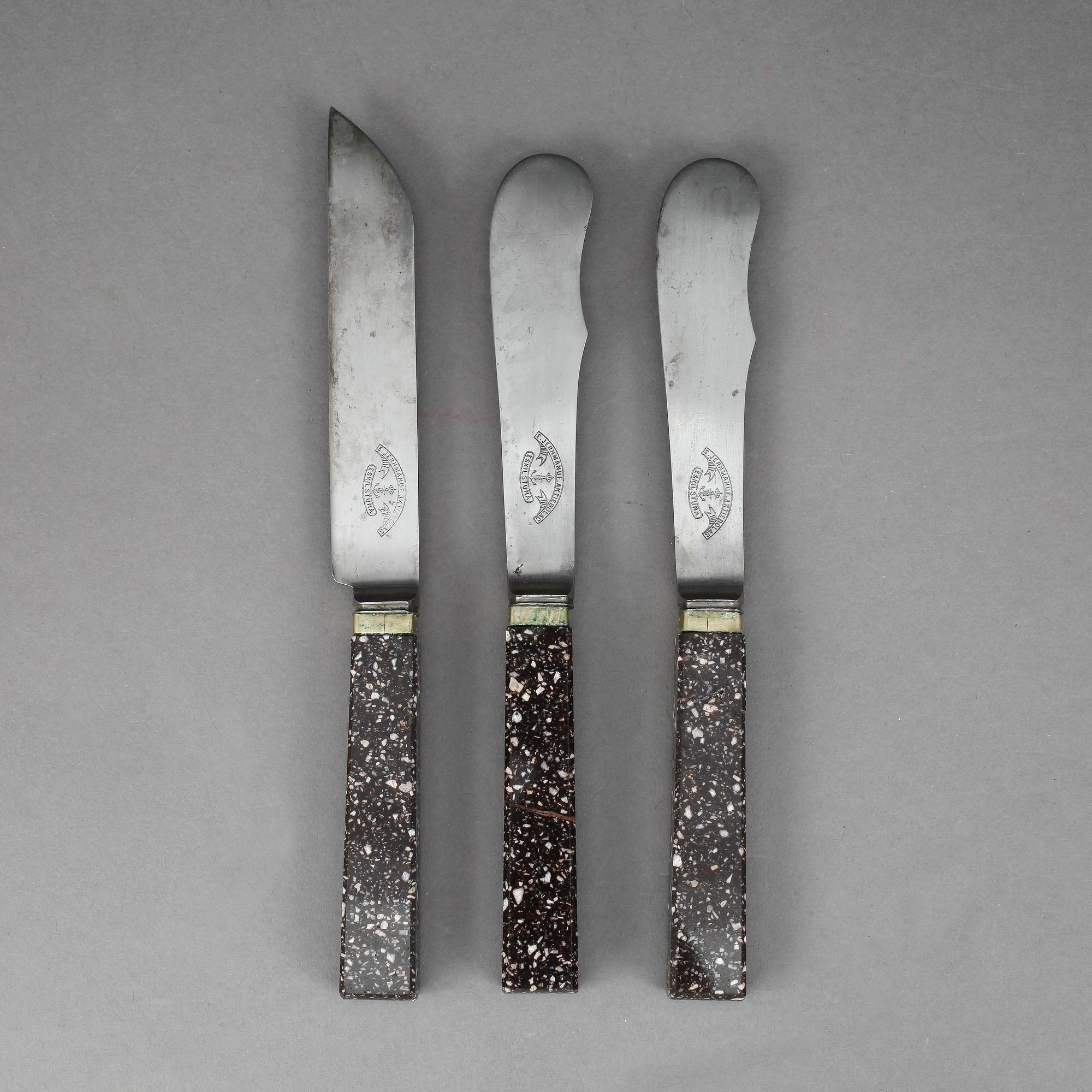 KNIVAR, 3 st, skaft i porfyr. 1800/1900-tal.