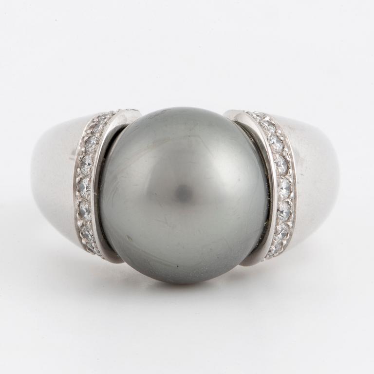 A Gübelin cultured Tahitipearl and diamond ring.