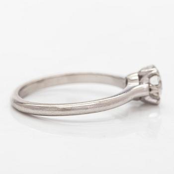 Ring, solitär, platina och en briljantslipad diamant.