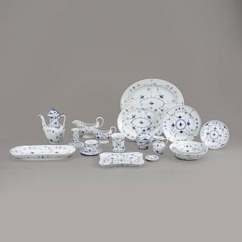 MATSERVIS, 64 delar, porslin, "Musselmalet", Royal Copenhagen.