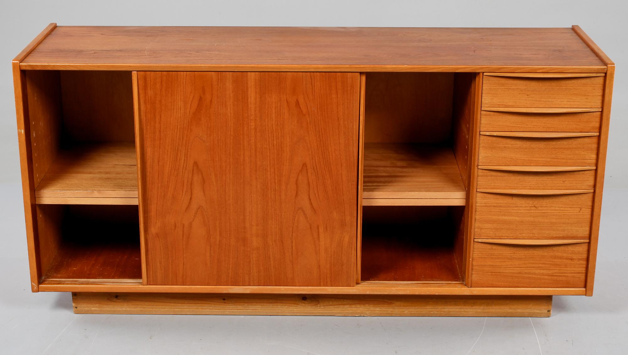 SIDEBOARD, Oscar EDV. Ekelunds Snickerifabriks AB, Virserum, 1900-talets tredje kvartal.