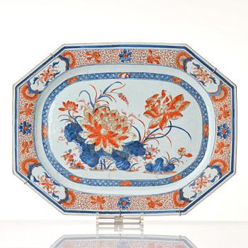 A set of 3 imari serving dishes, Qing dynasty, 18th Century.