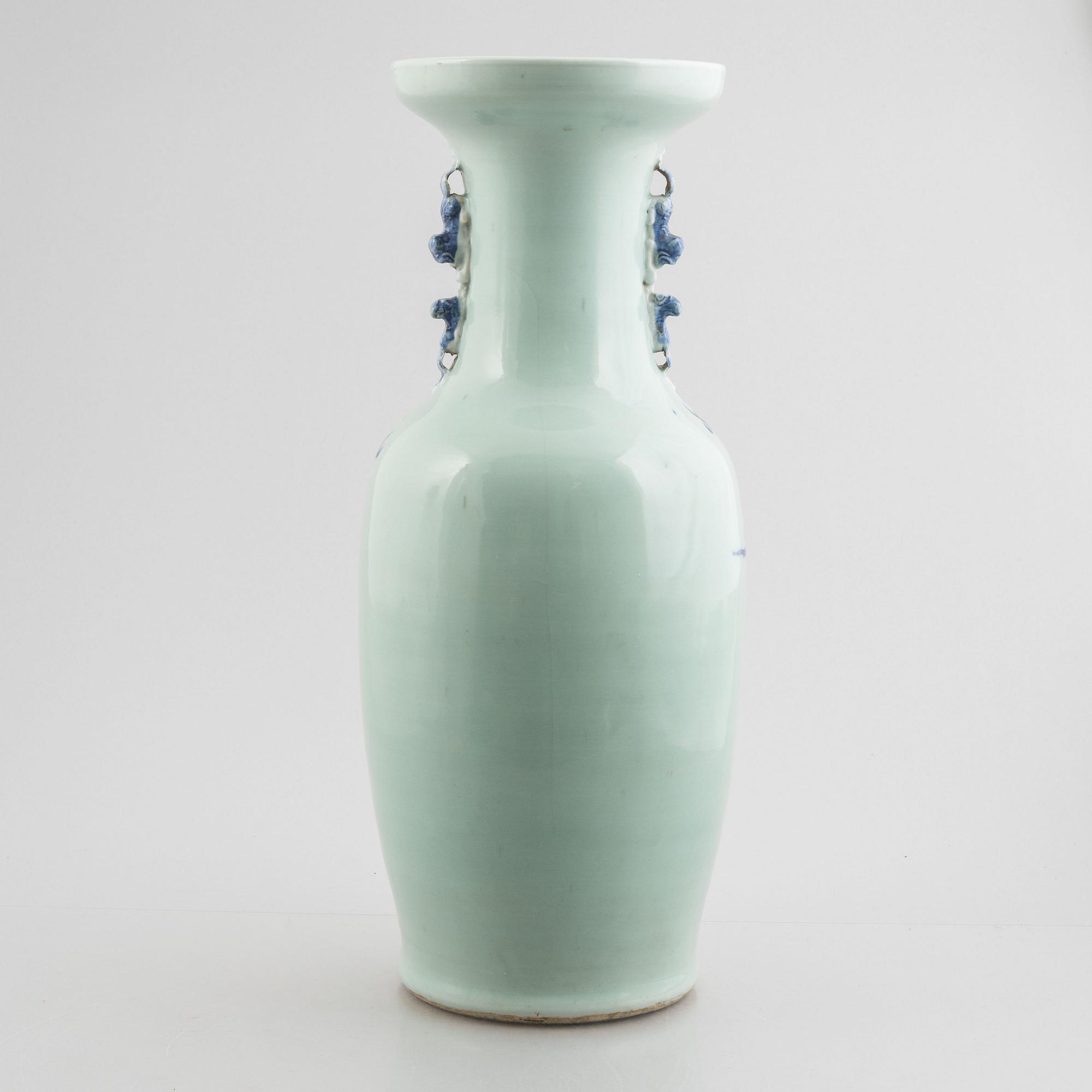 A porcelain vase, China, Qing dynasty, late 19th century.
