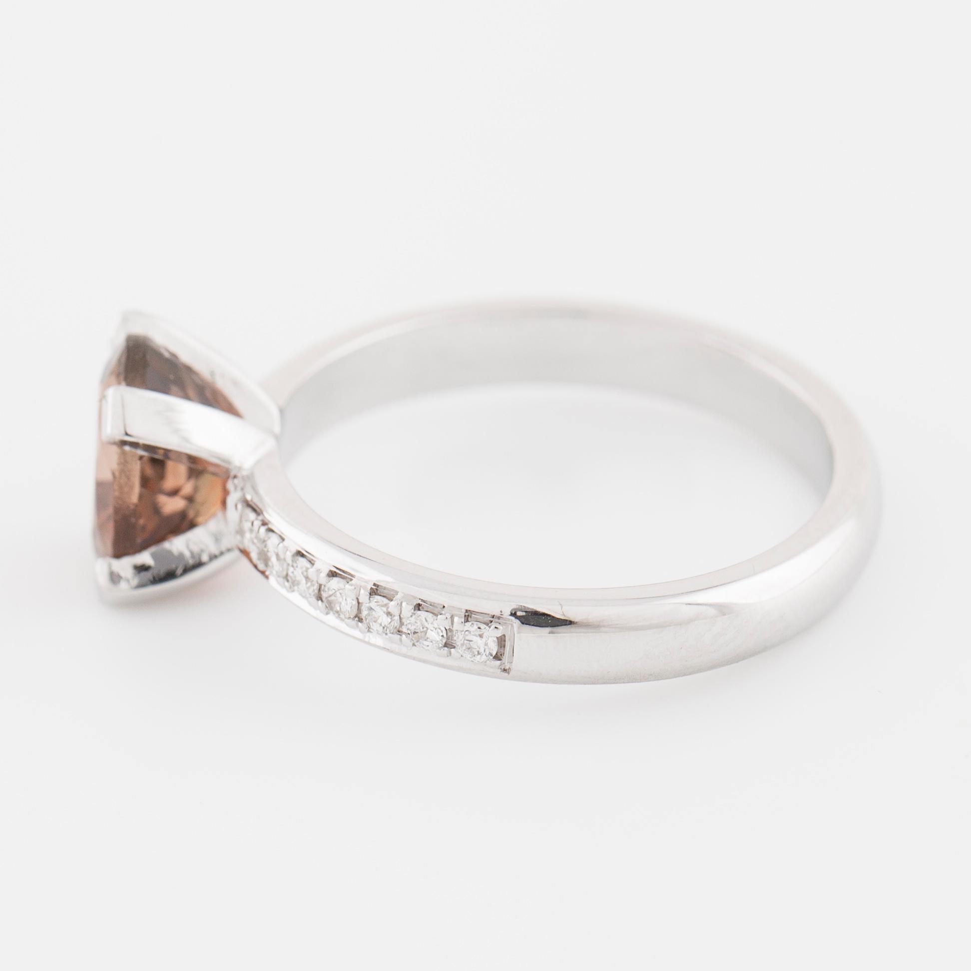 RING, med med turmalin ca 1.50 ct samt briljantslipade diamanter ca 0.14 ct totalt.