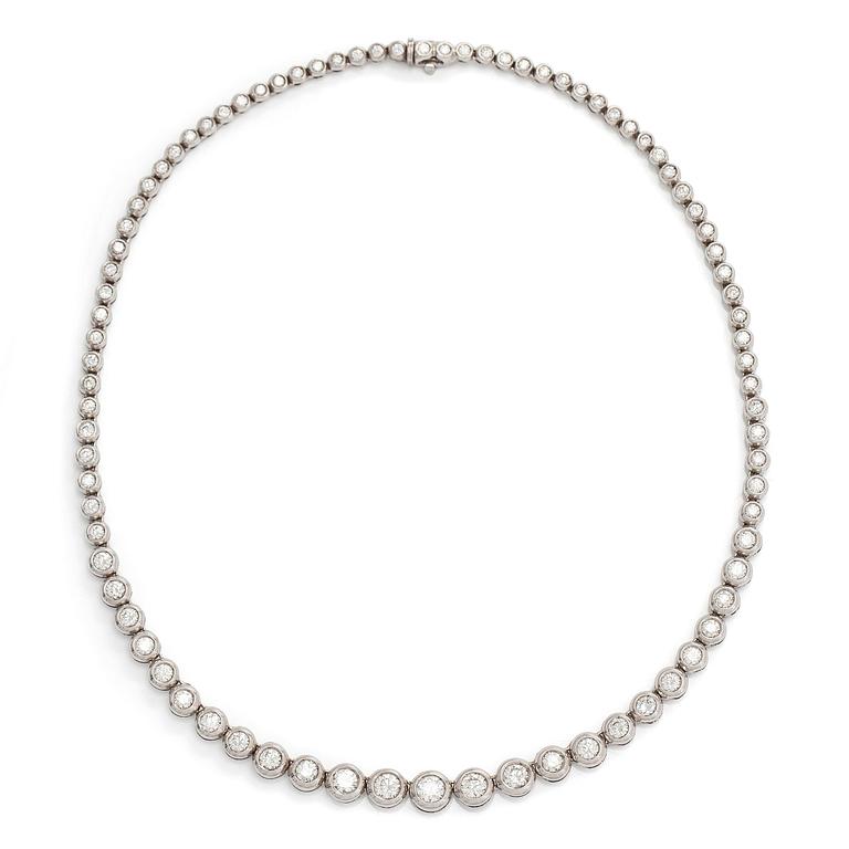 Collier, rivieré i 18K vitguld med runda briljantslipade diamanter.