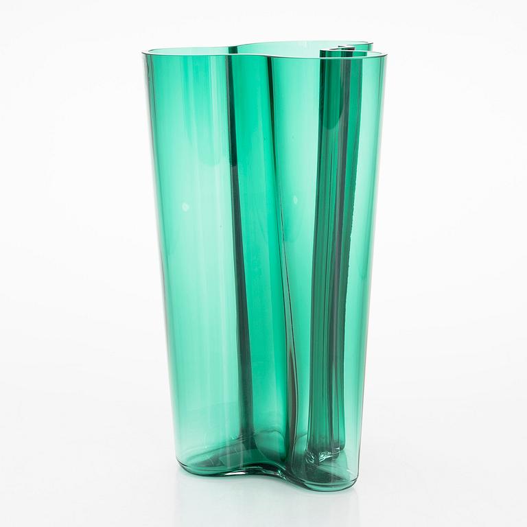 Alvar Aalto, maljakko, malli 251, signeerattu Iittala. 2000-luku.