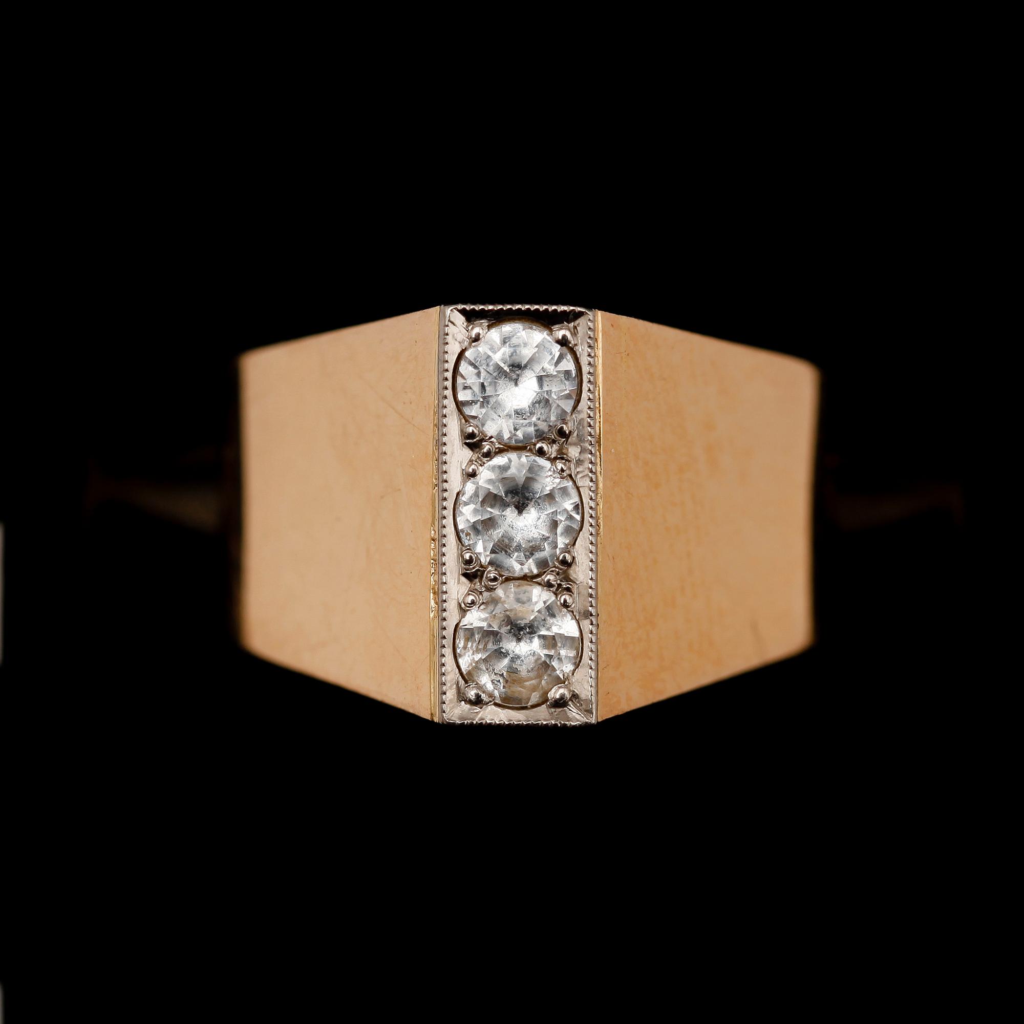 RING, 18 k, med 3 vita stenar. Vikt 4 g.