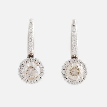 Earrings with light brown brilliant-cut diamonds.