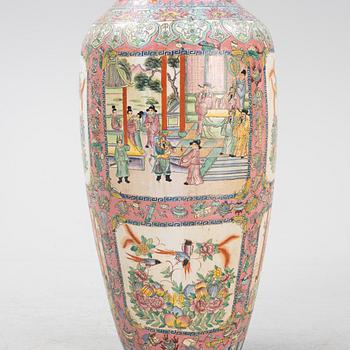 A large Chinese porcelaine floor vase, later part of the 20th CEntury,