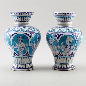 VASER, ett par, fajans, orientaliska, 1900-tal.