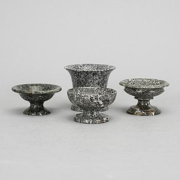 SALTKAR 3st samt VAS, kolmårdsmarmor, 1800-tal.