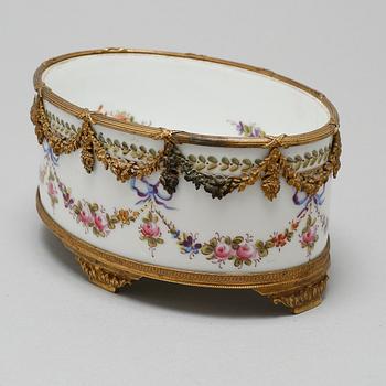 A porcelain bowl with a mark similar to Sèvres, around the year 1900.
