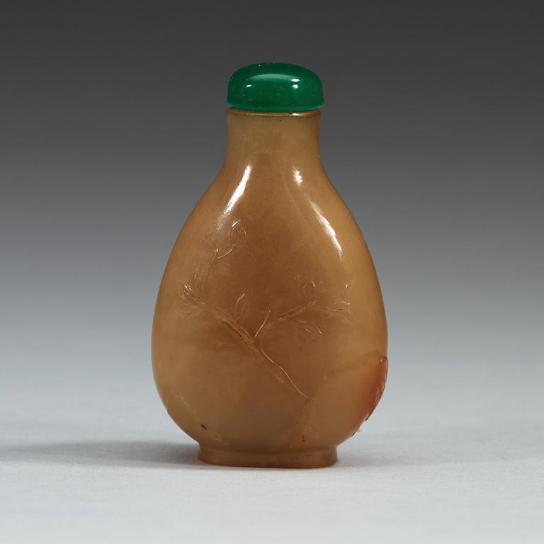 A Chinese agathe snuff bottle with stopper.