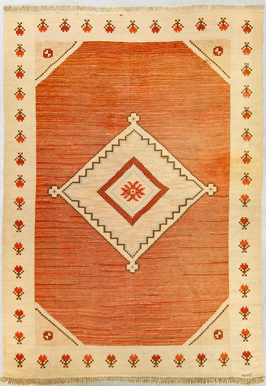A Swedish 1940's Art Deco flat weave carpet ca 404 x 279 cm.