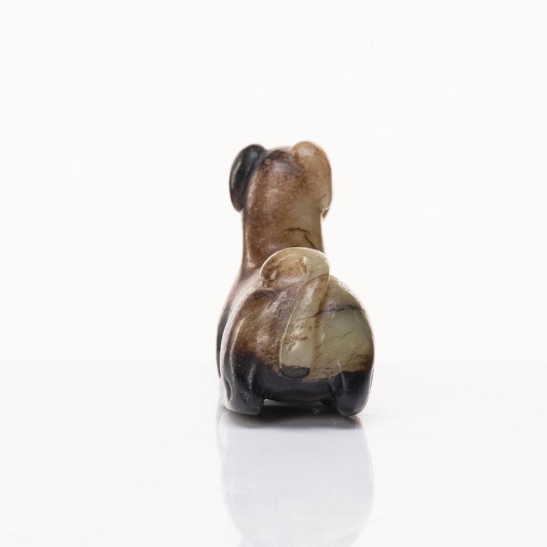 A sculptured nephrite figure of a dog, Qing dynasty.